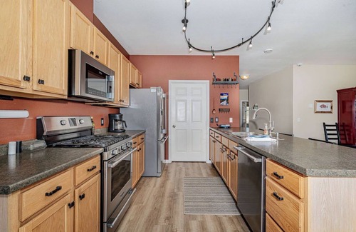 Soldotna House | Spacious Home- 3 min Walk to Kenai River; Fishing