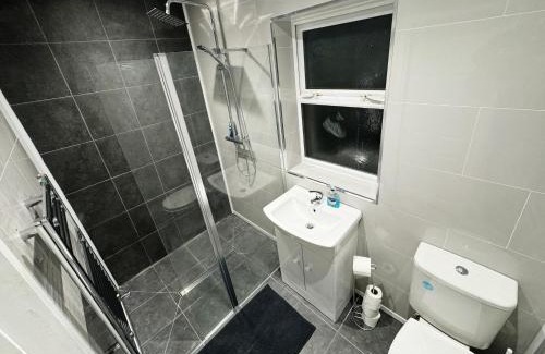 Coventry House | Spacious Home 7Mins to City Centre Free Parking