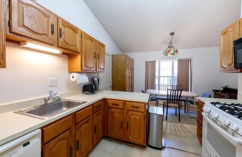 Idylwood House | Spacious Home by Tysons Corner