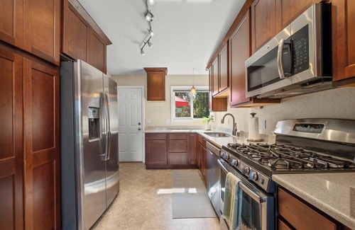 Turnagain House | Spacious Home close to Coastal Trail and Downtown