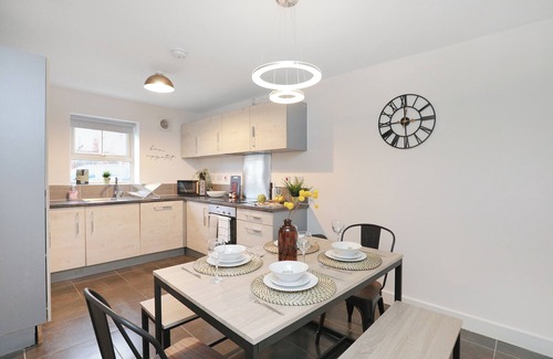 Woodthorpe House | Spacious home for families and groups