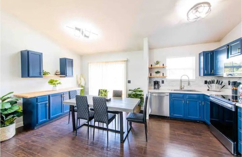 Cutler Bay House | Spacious home, game room. pool table- basketball court. 2 King beds,Free parking