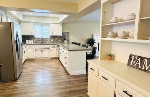 Greenacres House | Spacious home in Bakersfield
