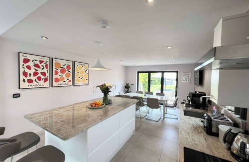 Windsor House | Spacious Home in Central Windsor with Large Garden