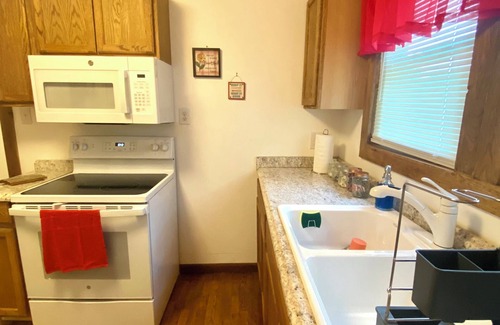 Summerlee House | Spacious home in quiet neighborhood. Fenced yard. Easy access to attractions.