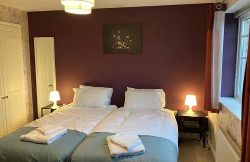 Walsall House | Spacious Home in Walsall with Parking & Garden