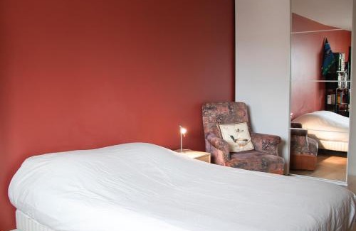 Hincmar Apartment | Spacious home near Canal and Stadium with Wifi