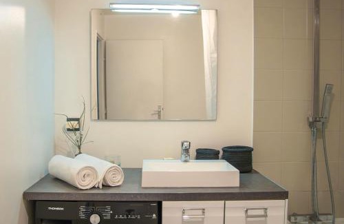 Hincmar Apartment | Spacious home near Canal and Stadium with Wifi