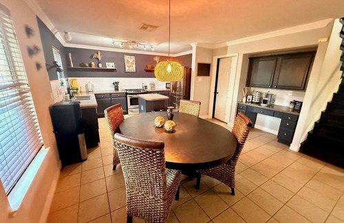 Houston House | Spacious Home Near The Woodlands & Airport! Perfect For Work, Fun, Relaxation.
