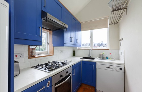 Shaftesbury Apartment | Spacious home off Clapham Common in residential street, 3 x bedrooms, terrace,