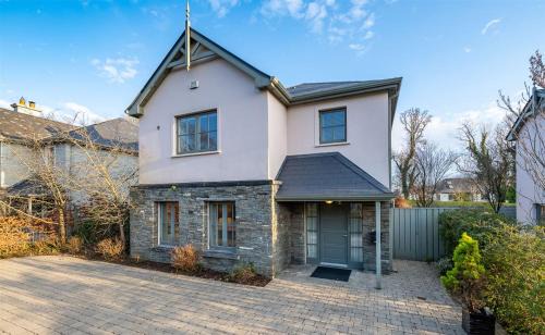 Kenmare House | Spacious home to sleep 8 just a short stroll from Kenmare