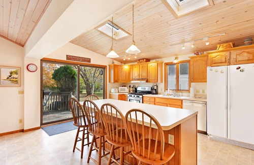 Douglas Cottage | Spacious home under a mile to Douglas Beach Great for families or groups