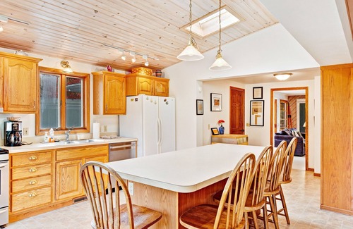 Douglas Cottage | Spacious home under a mile to Douglas Beach Great for families or groups