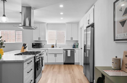 Oak Park House | Spacious Home w/Hot Tub & Games 11 Min from Downtown