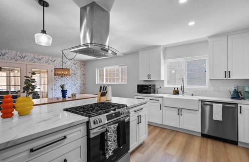 Oak Park House | Spacious Home w/Hot Tub & Games 11 Min from Downtown