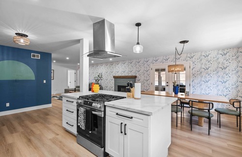 Oak Park House | Spacious Home w/Hot Tub & Games 11 Min from Downtown