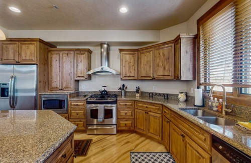 Bear Crossing House | Spacious home w/kitchen, wifi, great views, deck & convenient location
