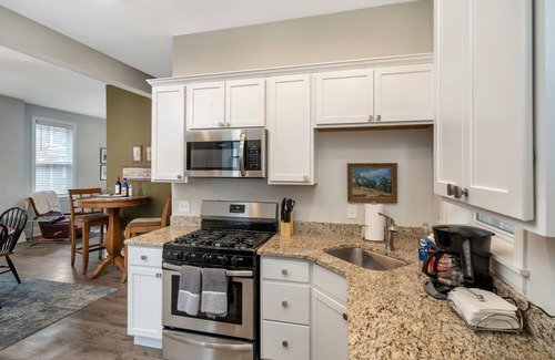 Mount Auburn House | SPACIOUS home with 5 bedrooms, 4 bathrooms