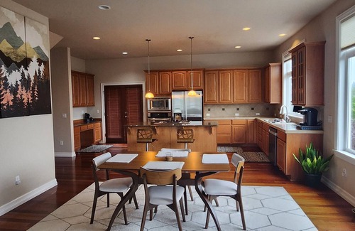 Tacoma House | Spacious Home with Amazing Views - 2 min drive to Beach/Water Access