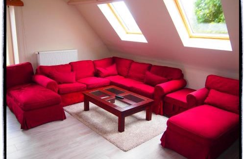 Ellezelles House | Spacious Home with Games, cleaning included