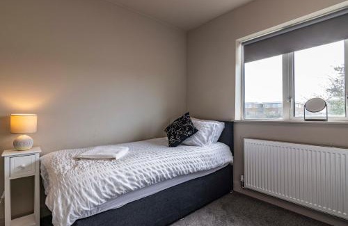 Toton Villa | SPACIOUS HOME WITH GARDEN-SLEEPS 5 Contractors, families, and group stays welcome