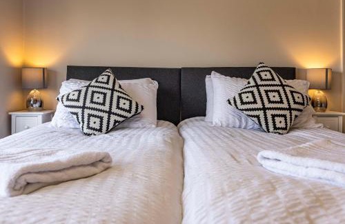 Toton Villa | SPACIOUS HOME WITH GARDEN-SLEEPS 5 Contractors, families, and group stays welcome