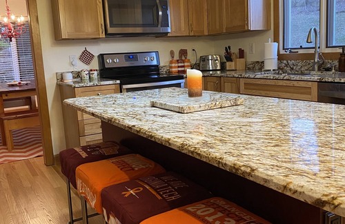 Blacksburg House | Spacious Home with Mountain Views - only 1.7 Miles from Campus