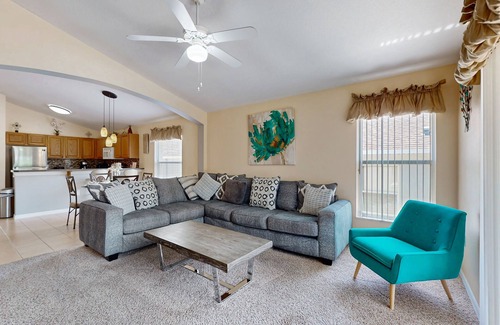 Highgate Park House | Spacious home with private pool, pool table and air hockey
