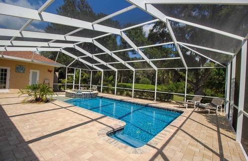 Inverness House | Spacious home with private pool & Jacuzzi by RedAwning