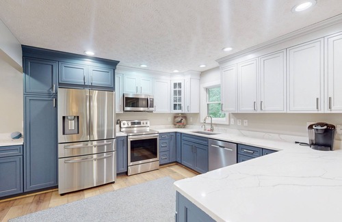 Blakeslee House | Spacious home with private hot tub, firepit, shared pool, free WIFI