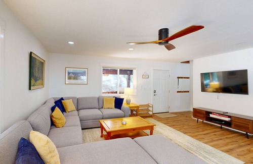 Truckee Cabin | Spacious home with private hot tub, yard & Tahoe Donner amenity access