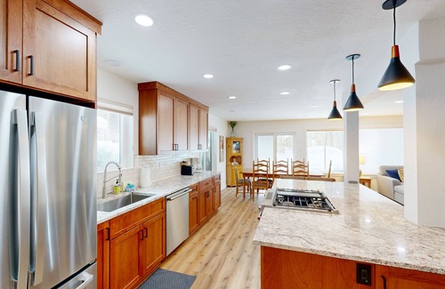 Truckee Cabin | Spacious home with private hot tub, yard & Tahoe Donner amenity access