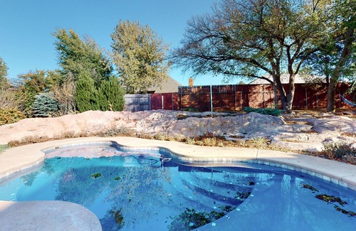 Edmond House | Spacious Home with Private Pool- Home Office & Gym