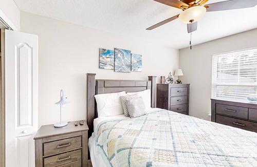 Jacksonville House | Spacious home with enclosed patio, grill, AC, & W/D - in a great location