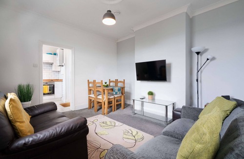 Sheffield House | Spacious & Homely, 4 BR, Parking, Close to Centre