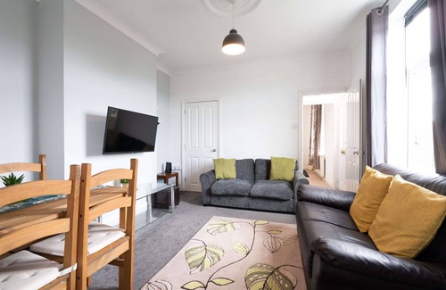 Sheffield House | Spacious & Homely, 4 BR, Parking, Close to Centre
