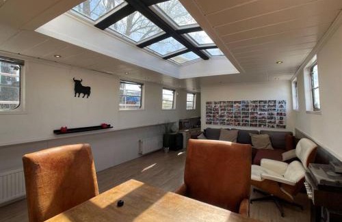 Haarlemmerbuurt Ski Chalet | Spacious homely house boat