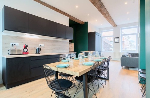 Roubaix House | Spacious house 11 bedrooms 8 bathrooms 22 people.