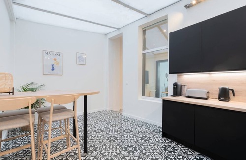 Roubaix House | Spacious house 11 beds 8 bath 18 people - terrace.