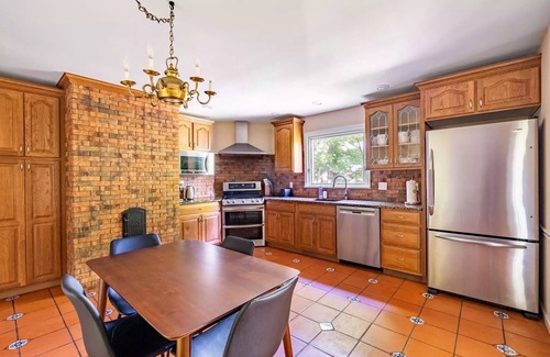 Potomac House | Spacious house 5-bedroom, 4.5 Bath in quiet, charming Potomac with AC, WiFi, W&D