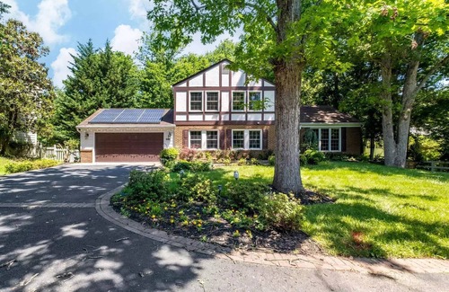 Potomac House | Spacious house 5-bedroom, 4.5 Bath in quiet, charming Potomac with AC, WiFi, W&D