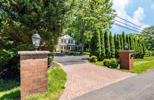 Potomac House | Spacious house 5-bedroom, 4.5 Bath in quiet, charming Potomac with AC, WiFi, W&D
