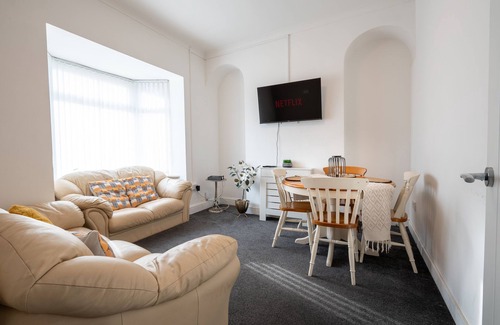 St. Thomas House | Spacious House for Big Groups on Danygraig Road