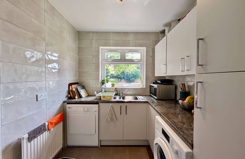 Heston House | Spacious House With Amazing Backyard and Parking