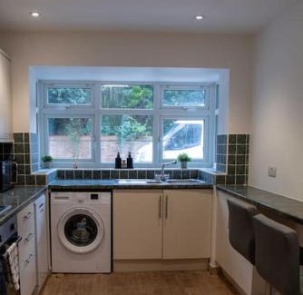 Woodingdean Apartment | Spacious House in Brighton with large garden and free parking