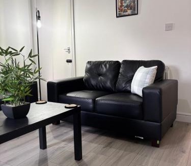 Coventry House | Spacious House in Coventry