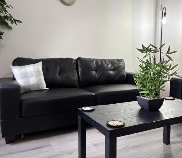 Coventry House | Spacious House in Coventry
