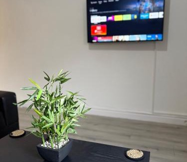 Coventry House | Spacious House in Coventry