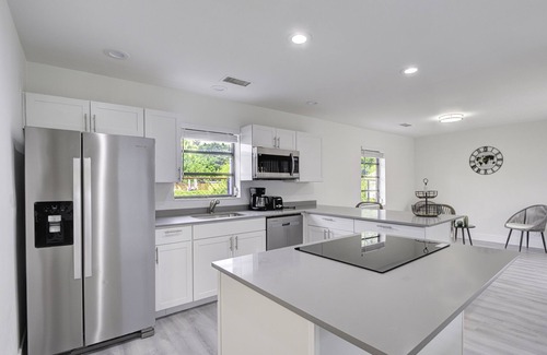 Highland Garden House | Spacious house in Hollywood! With pool!