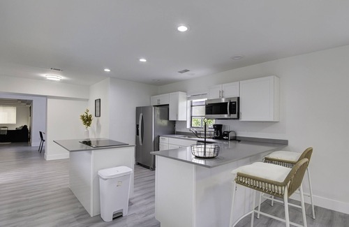 Highland Garden House | Spacious house in Hollywood! With pool!